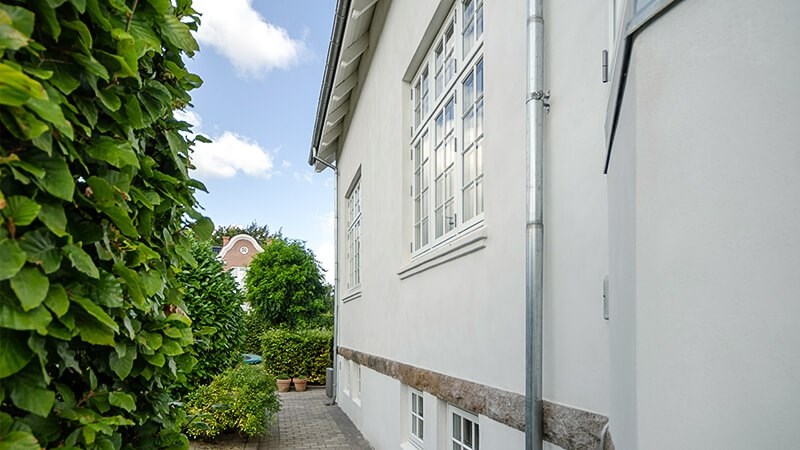 Flot maling af facade lavet af fagmænd på Bornholm i Rønne, Åkirkeby og omegn..